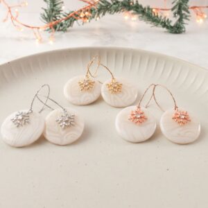 Creolen mit glitzernder Schneeflocke
