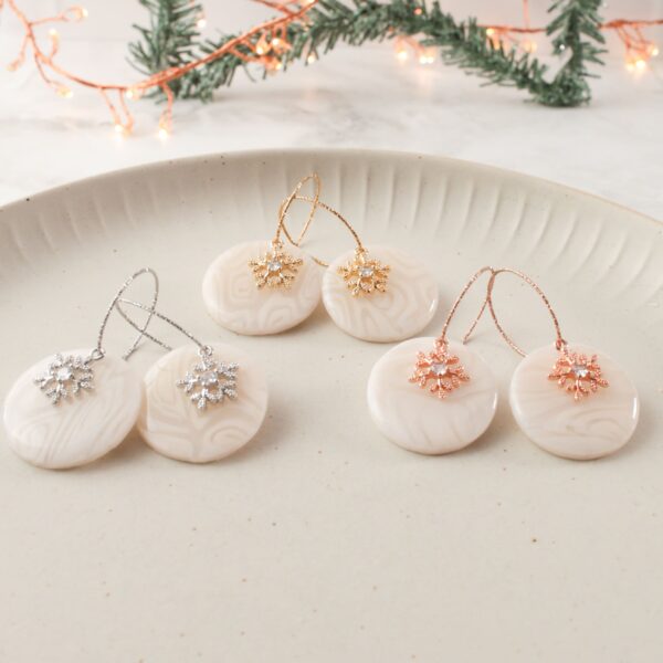 Creolen mit glitzernder Schneeflocke