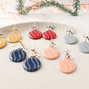 Ohrringe Weihnachtskugel mit Schleife