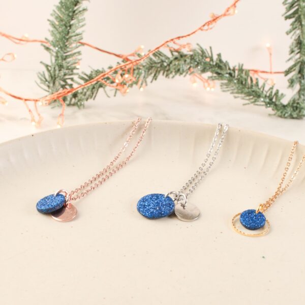 Ohrstecker und Kette blauer Glitzer – Bild 3