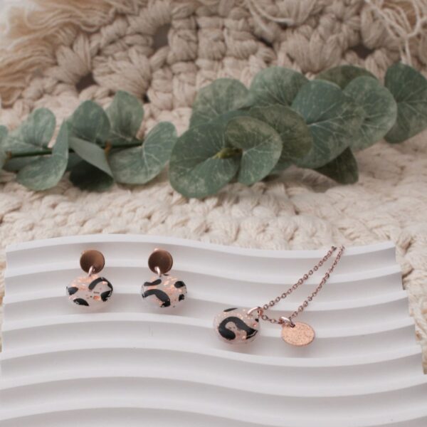 Ohrringe und Kette LEO Rosegold – Bild 4