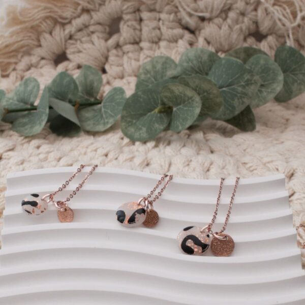 Ohrringe und Kette LEO Rosegold – Bild 5