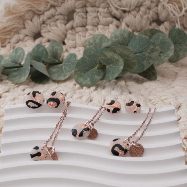Ohrringe und Kette LEO Rosegold – Bild 6