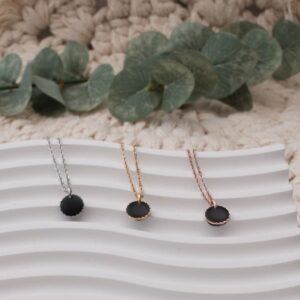 Kette mit kleinem schwarzem Anhänger