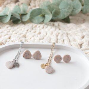 Ohrstecker und Kette mit Rosenblüten
