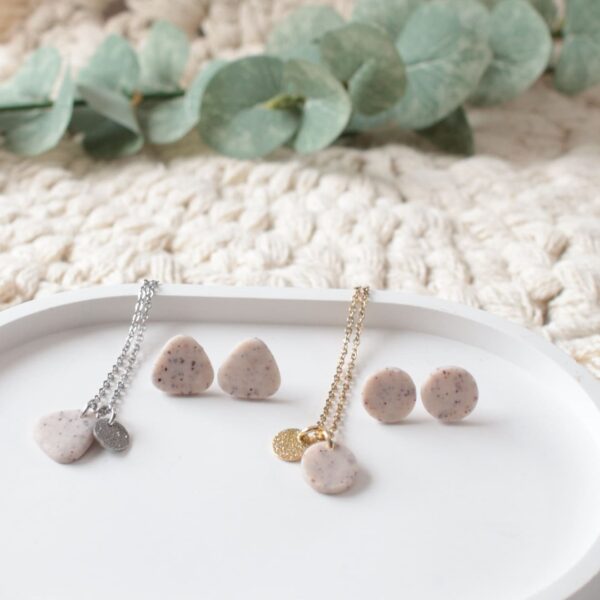 Ohrstecker und Kette mit Rosenblüten