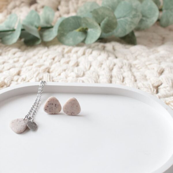 Ohrstecker und Kette mit Rosenblüten – Bild 5