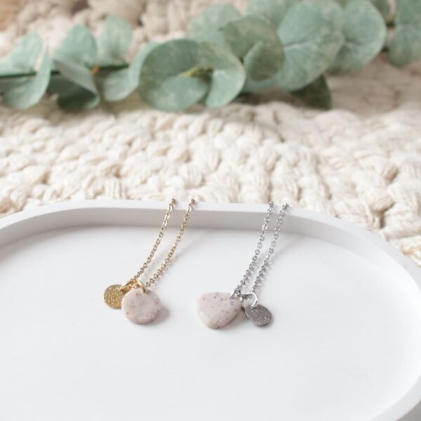 Ohrstecker und Kette mit Rosenblüten – Bild 3