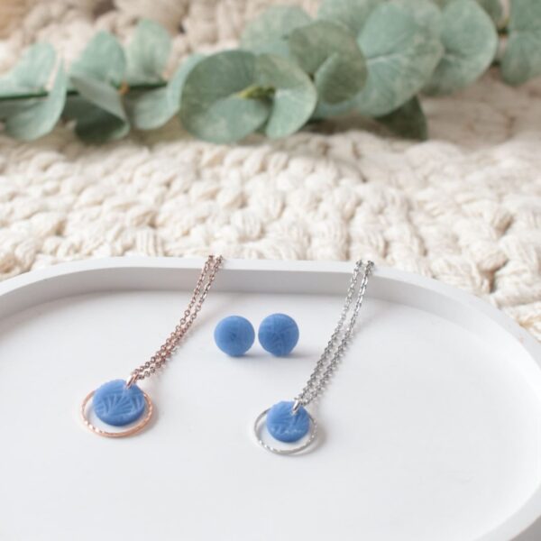 Ohrstecker und Kette in Achatblau