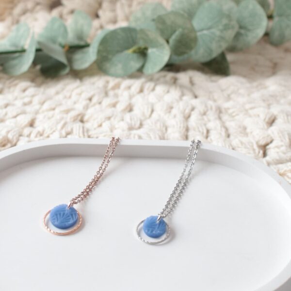Ohrstecker und Kette in Achatblau – Bild 3