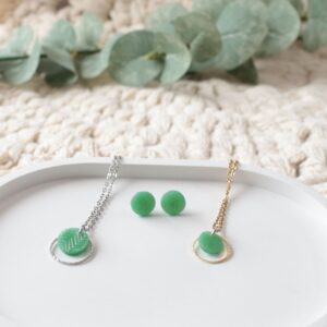 Ohrstecker und Kette in Jadegrün