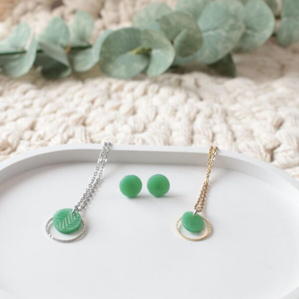 Ohrstecker und Kette in Jadegrün