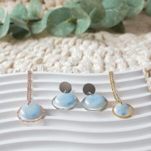 Ohrringe mit Zierring in Pastell-Blau