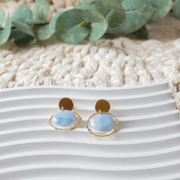 Ohrringe mit Zierring in Pastell-Blau – Bild 5