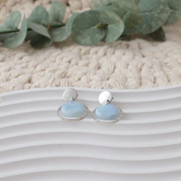 Ohrringe mit Zierring in Pastell-Blau – Bild 3