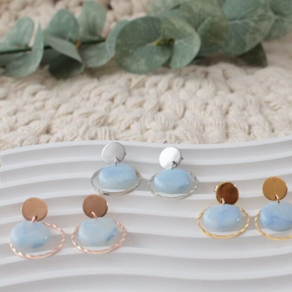 Ohrringe mit Zierring in Pastell-Blau – Bild 2