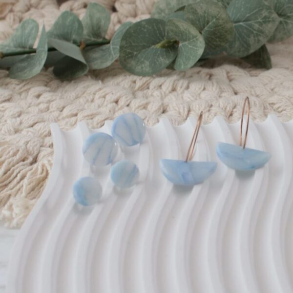 Creolen mit Halbkreisen in Pastell-Blau