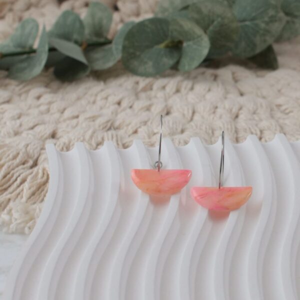 Creolen mit Halbkreisen in Pastell-Pink