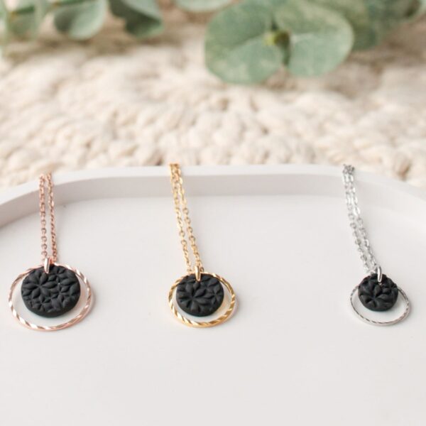 Halskette schwarze Blumen