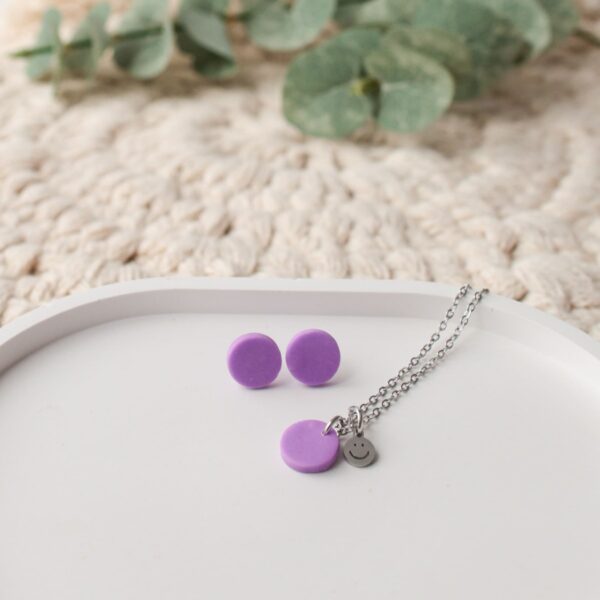 Ohrstecker und Kette in NEON-Lila – Bild 3