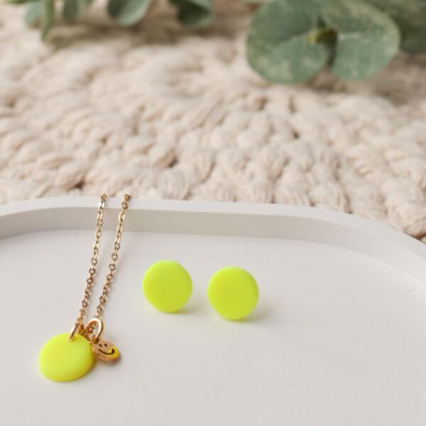 Ohrstecker und Kette in NEON-Gelb – Bild 9