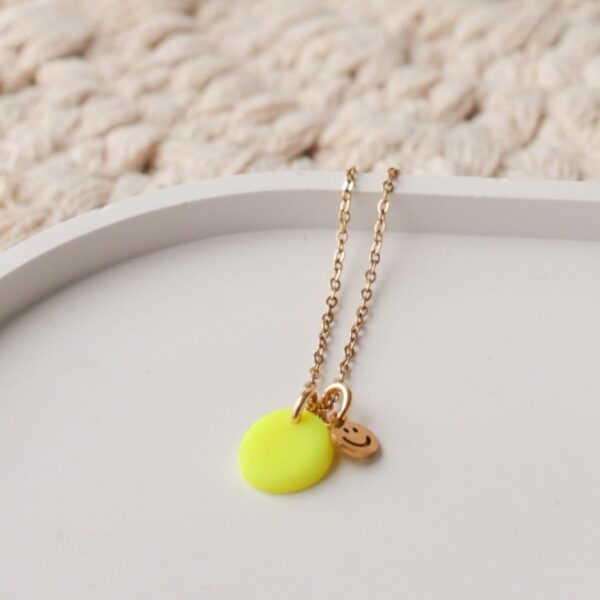 Ohrstecker und Kette in NEON-Gelb – Bild 8