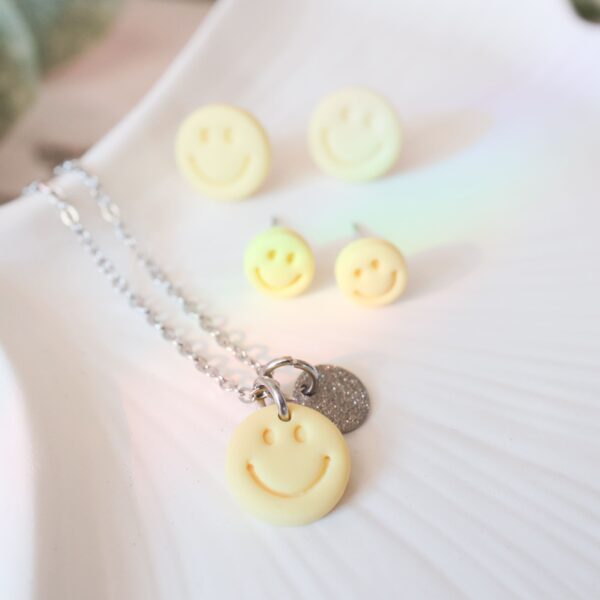 Ohrstecker und Kette Smile gelb – Bild 4
