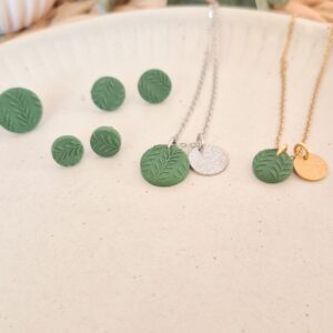 Waldgrüne Ohrstecker und Halskette 