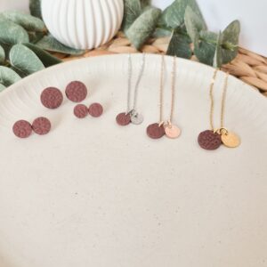 Leo-Ohrstecker und Leo-Halskette in Braun