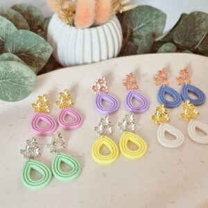 Tropfen-Ohrringe mit Blüten Stecker