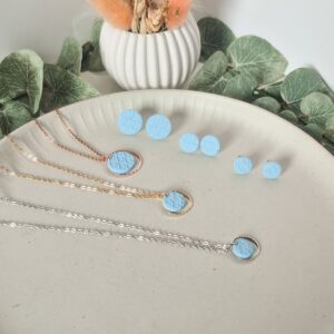 Himmelblaue Ohrstecker und Halskette