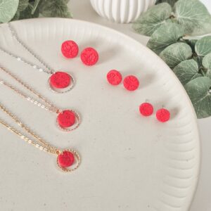 Rote Ohrstecker und Halskette