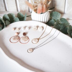 Beige marmorierte Ohrringe und Halskette